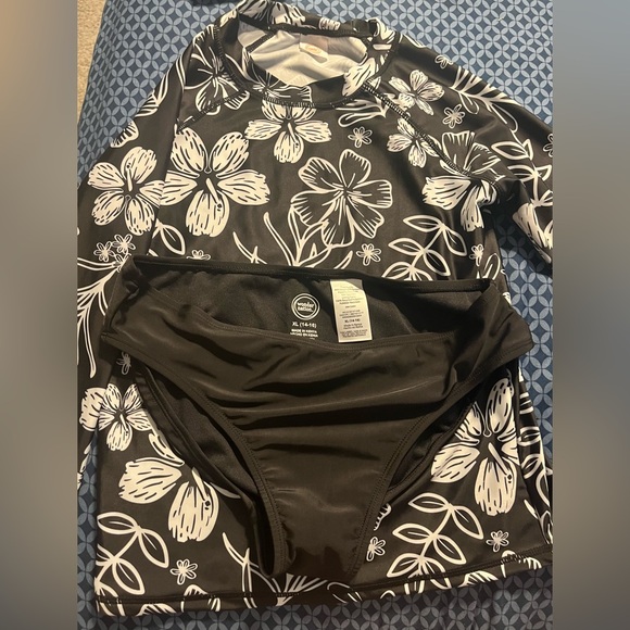Never warn- Big girls Size 14-16 XL Floral Black and White Long Sleeve Swim Set - Picture 1 of 1